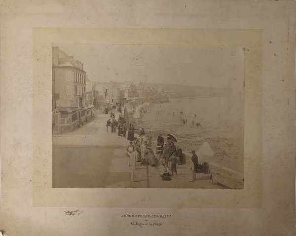 ARROMANCHES-LES-BAINS — La Digue et la P...