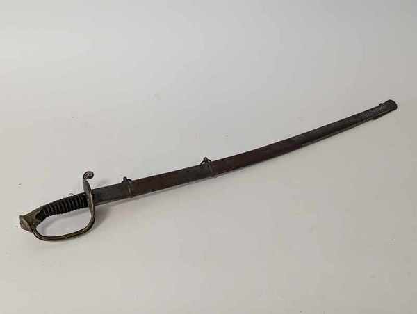 SABRE DE CAVALERIE, fusée en corne sans filigrane,...