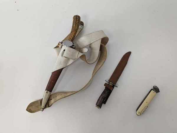 DAGUE DE CHASSE à prise en bois de cerf et...