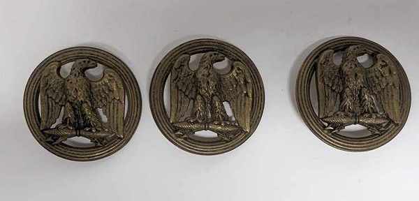 TROIS GRANDS BOUTONS en bronze ajourés à...