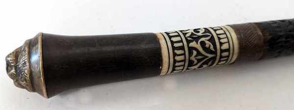 CANNE-ÉPÉE à fût en bois teinté noir, sculpté...