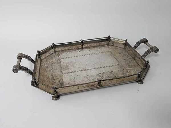 GRAND PLATEAU formant centre de table, en...