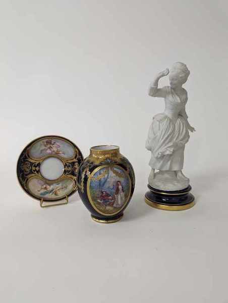 DANS LE GOÛT DE SEVRES - trois pièces: