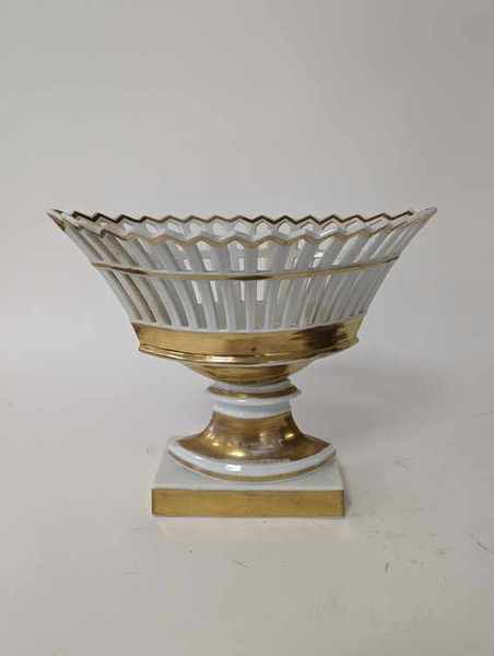 COUPE de forme navette en porcelaine émaillé...