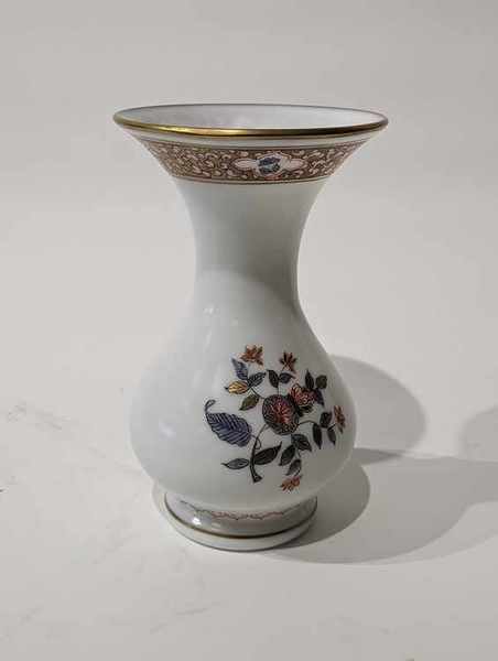 VASE balustre à col évasé en opaline à décor...