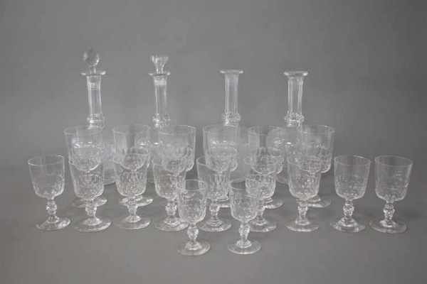 PARTIE DE SERVICE DE VERRES en cristal taillé...