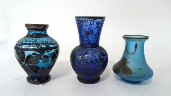 TROIS PETITS VASES en verre bleu gravé à...