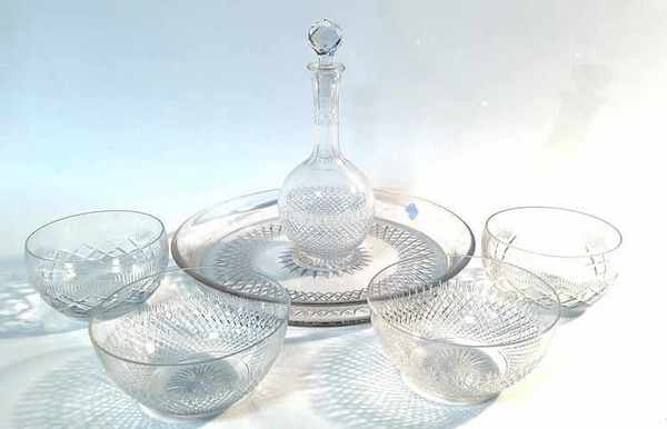 BEL ENSEMBLE EN CRISTAL comprenant 6 pièces...