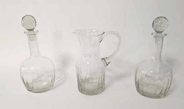 PAIRE DE CARAFES ET BROC A OREANGEADE en...