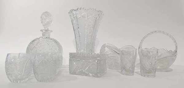 ENSEMBLE DE VERRERIE en cristal taillé, principalement...