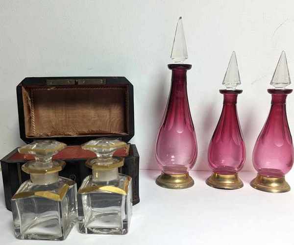 TROIS FLACONS de forme balustre en cristal...