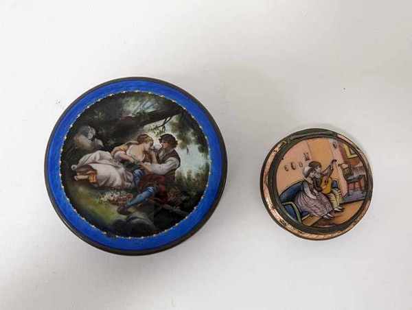 DEUX PETITES BOÎTES rondes en métal émaillé,...