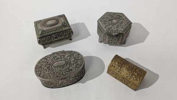 ENSEMBLE DE TROIS BOÎTES en métal argenté...