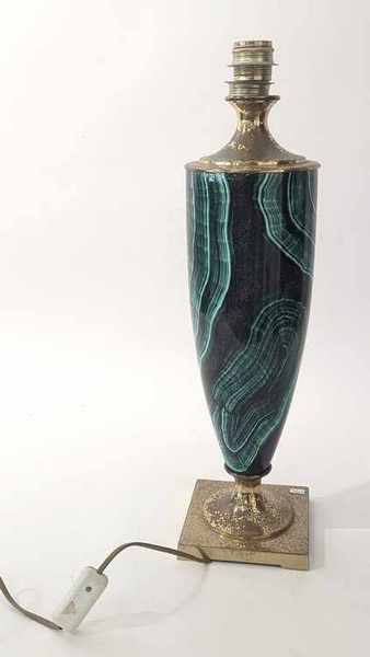 LAMPE de forme obus en métal doré, le fût...