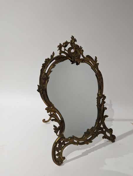 MIROIR DE TOILETTE de forme chantournée dans...