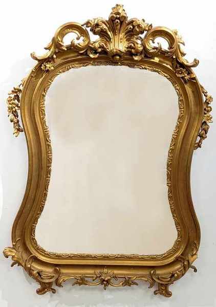 MIROIR de forme violonée en bois doré sculpté...