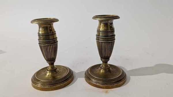 PAIRE DE PETITS FLAMBEAUX en bronze de forme...