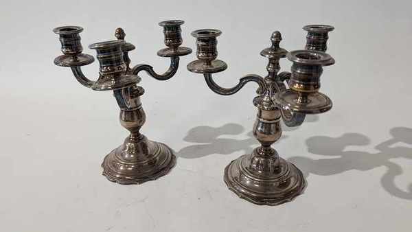 PAIRE DE PETITS CANDÉLABRES en bronze argenté...
