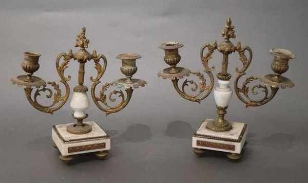 PAIRE DE BOUGEOIRS à deux bras de lumières...