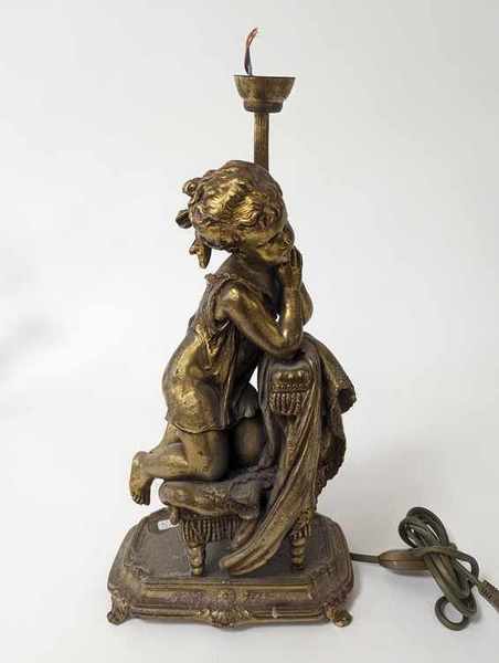 LAMPE en métal doré représentant une jeune...