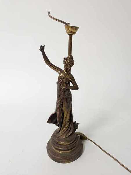LAMPE en métal doré avec fût figurant une...
