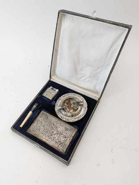 NECESSAIRE DE FUMEUR en argent, avec étui...