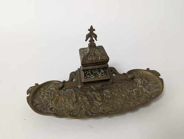 ENCRIER en bronze à décor de style néo-r...