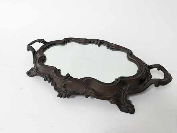 SURTOUT DE TABLE en bronze à décor rocaille...