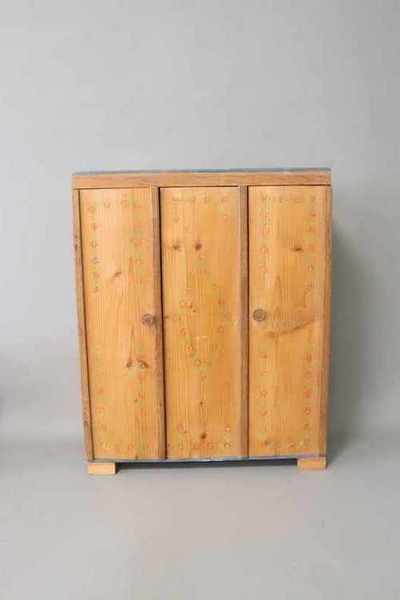 ARMOIRE DE POUPÉE en bois blanc ouvrant à...