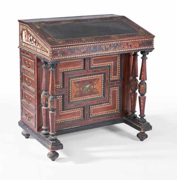 PETIT BUREAU DE PENTE en noyer, placage de...