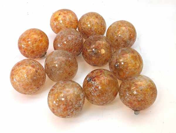 DOUZE BOULES DE NOËL en verre soufflé marmoréen...