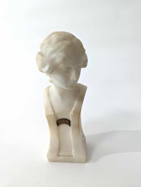 PETIT BUSTE DE FEMME en marbre blanc de profil...