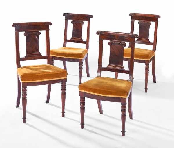SUITE DE QUATRE CHAISES en acajou et placage...