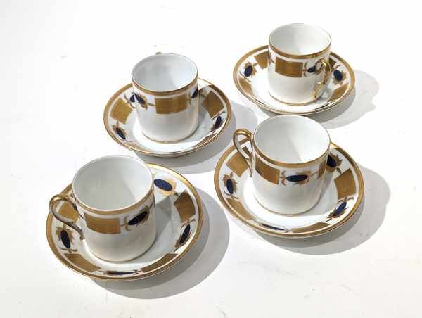 QUATRE TASSES et LEURS SOUS-TASSES en porcelaine...