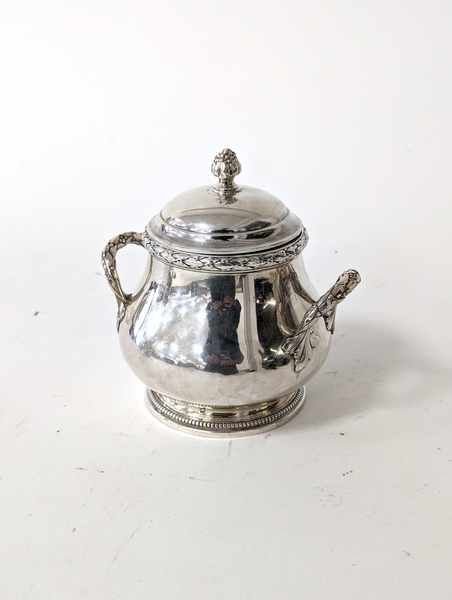 SUCRIER COUVERT sur batte en argent (950)...