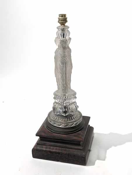 LAMPE en verre moulé, le fût à décor de cariatides...