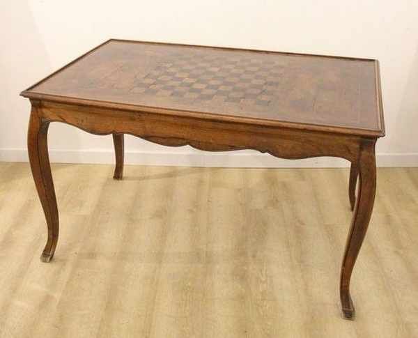 TABLE A JEU TRIC-TRAC, rectangulaire en noyer,...