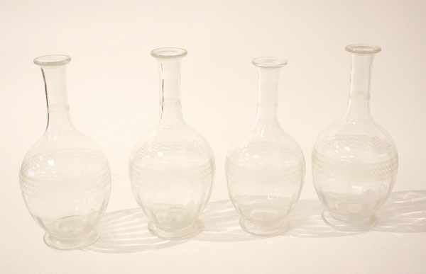 SUITE DE QUATRE CARAFES en verre soufflé...