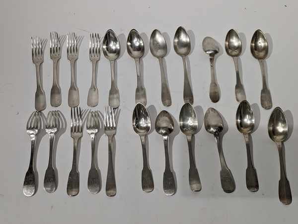 TREIZE CUILLERES et NEUF FOURCHETTES en argent,...