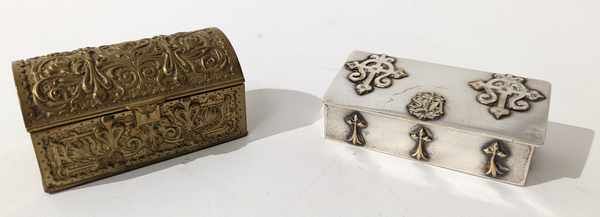 DEUX BOÎTES A TIMBRES, l'une en métal argenté...