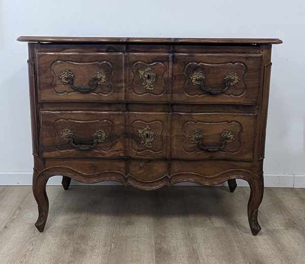 COMMODE ARBALETE en noyer mouluré sculpté...