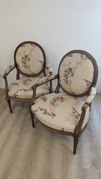 PAIRE DE LARGES FAUTEUILS à dossier plat...