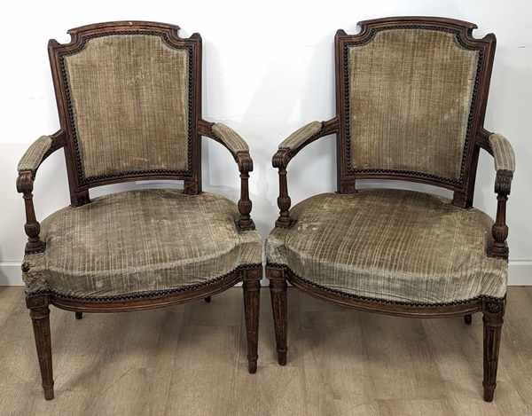 PAIRE DE FAUTEUILS à dossier cabriolet en...