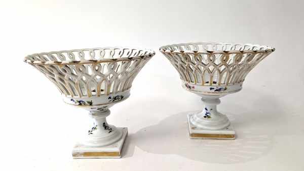 DEUX COUPES formant paniers ajourés en porcelaine...