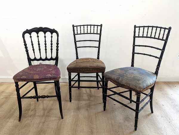 TROIS CHAISES volantes en bois noirci et...