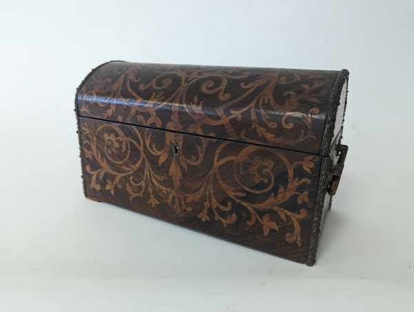 COFFRET rectangulaire à couvercle bombée...