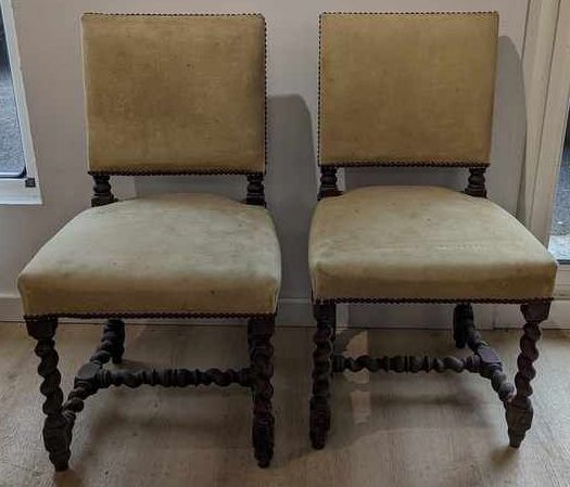 PAIRE DE CHAISES en chêne, piètement torsadé,...