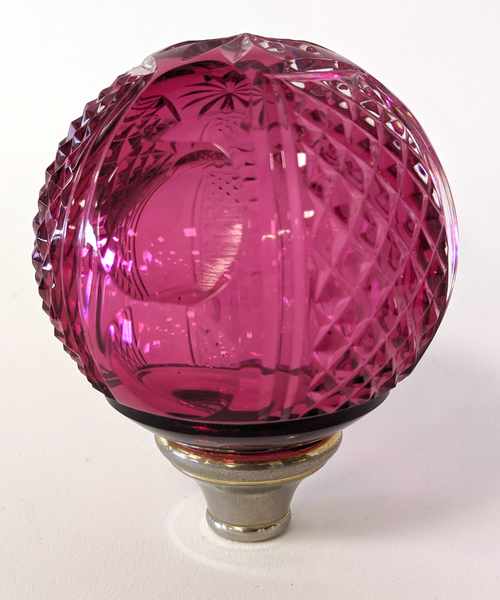BOULE D'ESCALIER en verre taillé rose.