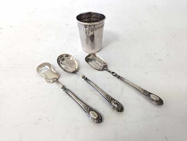 TIMBALE gobelet en argent à frise de laurier...