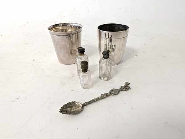 TROIS PETITS FLACONS A SEL et DEUX TIMBALES...